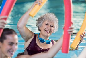 Fitness - Gymnastik unter Wasser im Spa